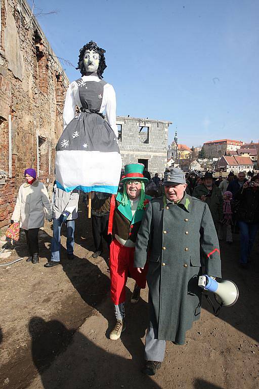 Průvod pronesl Moranu městem, pak ji zapálil a hodil do řeky.