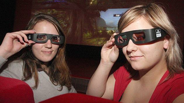 3D BRÝLE. Monika Radecká a Martina Donovánová v kadaňském kině se speciálními brýlemi, které umožňují vidět promítaný film trojrozměrně.