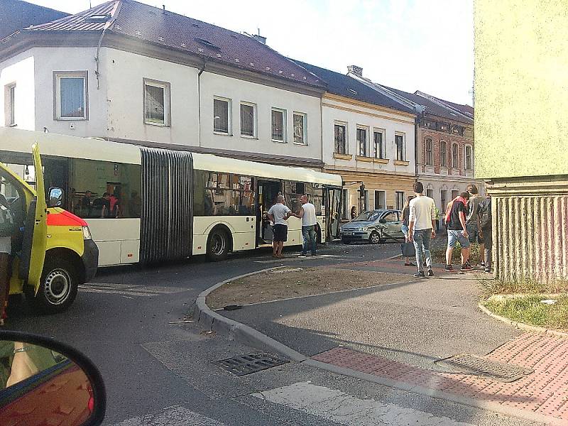 Dopravní nehoda městského autobusu a dvou osobních aut v Kadaňské ulici v Chomutově.