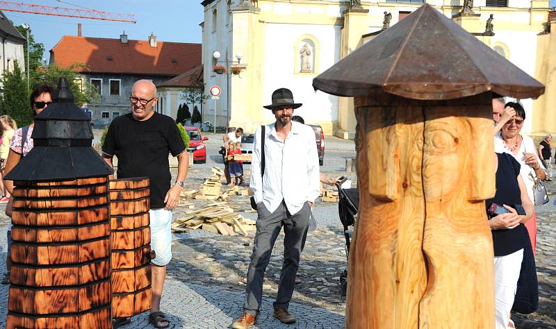 Po celý týden umělci vytvářeli v Kadani na náměstí umělecká díla v podobě včelích úlů.Díla poté budou odvezena do Františkánského kláštera v Kadani.