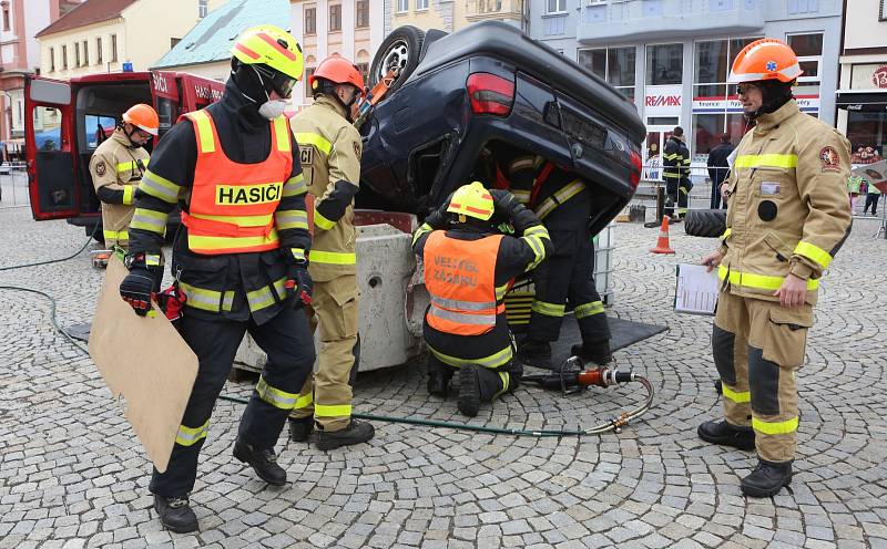 Krajská soutěž hasičů ve vyprošťování zraněných osob v Chomutově