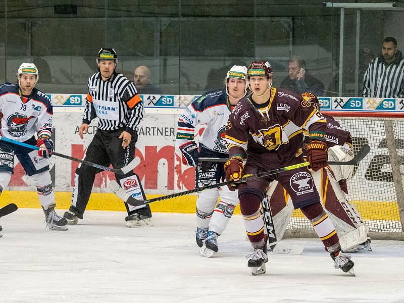 Chomutov (v bílém) versus Jihlava.