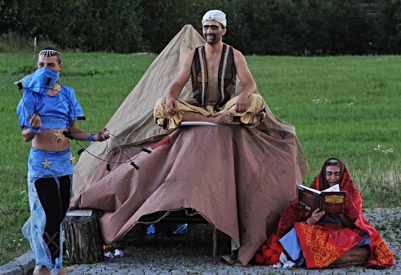 PRAVĚCÍ LIDÉ, ANDĚLÉ, ČERTI, VODNÍCI. To a ještě více viděli ti, kteří o víkendu zamířili na pohádkové safari do zooparku.