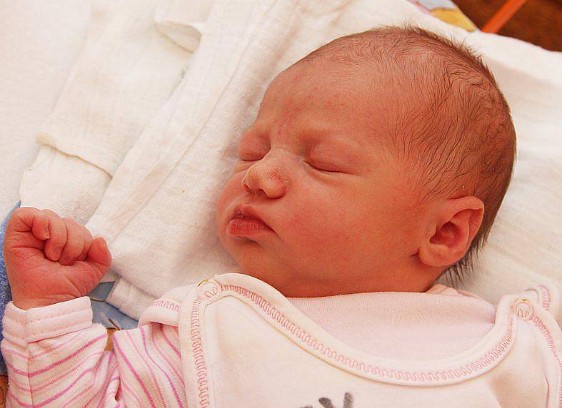 Nikolka Kadlečíková se narodila 11. srpna ve 14.46 hodin v kadaňské porodnici. Maminka Andrea Rybářová z Klášterce nad Ohří má jistě radost z holčičky, který měří 49 centimetrů a váží 3,26 kila.