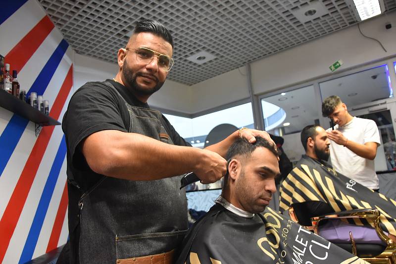 Radek Kirvej při práci ve svém Barber shopu U Radka.
