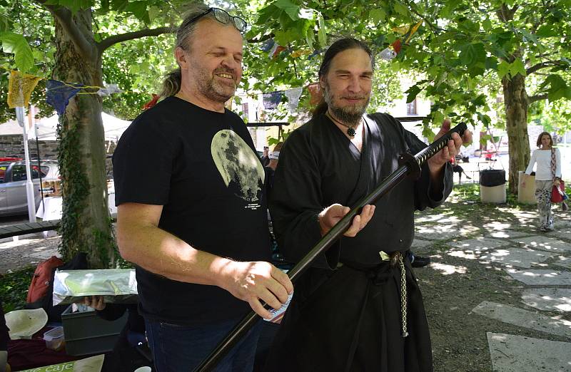 Festival amatérských čajových nadšenců na Studentském náměstí v Kadani.