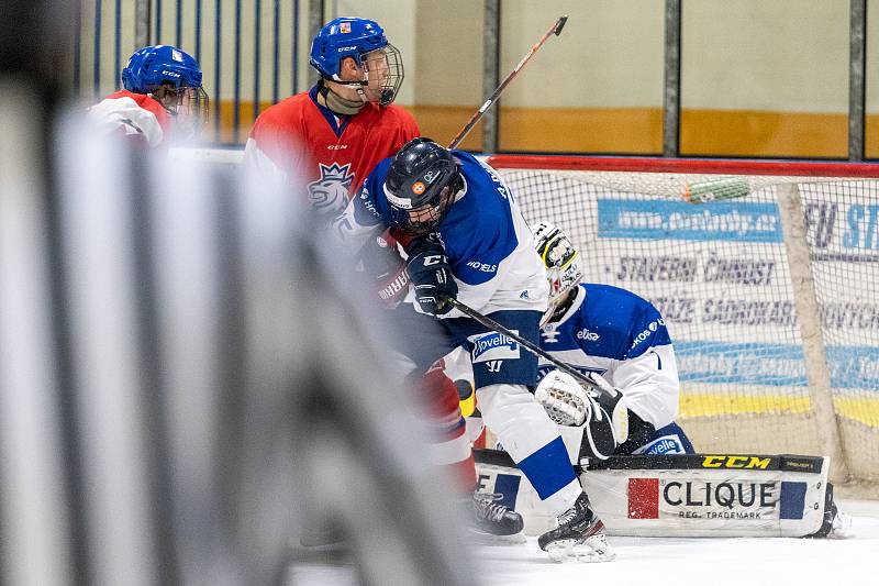 U18 Turnaj pěti zemí dnes začal v Klášterci nad Ohří zápasem Česko -Finsko. Po závěrečném hvizdu třetí třetiny zobrazovala tabule časomíry výsledek 1:4. Zápasu v hale místního zimního stadionu přihlíželo necelých 11 diváků. (5.2.2020)