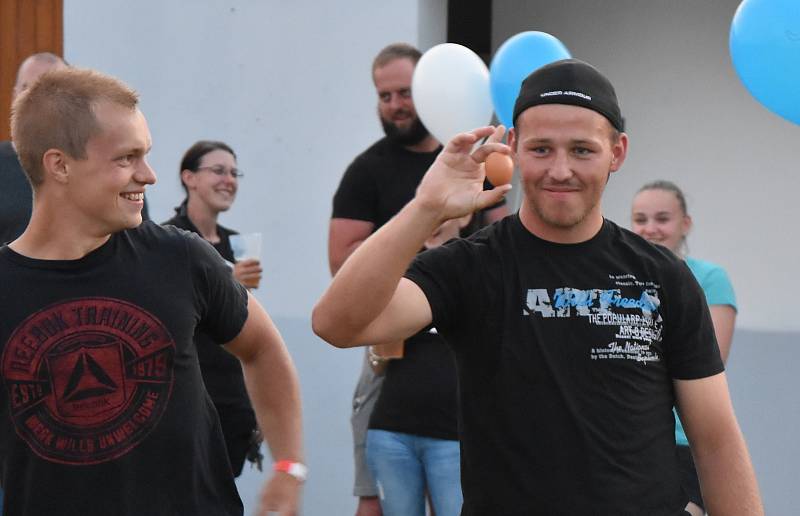 Ve vaječné bitvě vyhráli fotbalisté ze Strupčic Michal a Dominik. Už potřetí za sebou. Opět tak mají vstup do bazénu na rok zdarma.