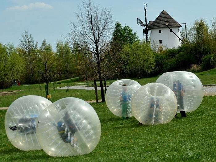 Čarodějnický zorbing ve skanzenu.