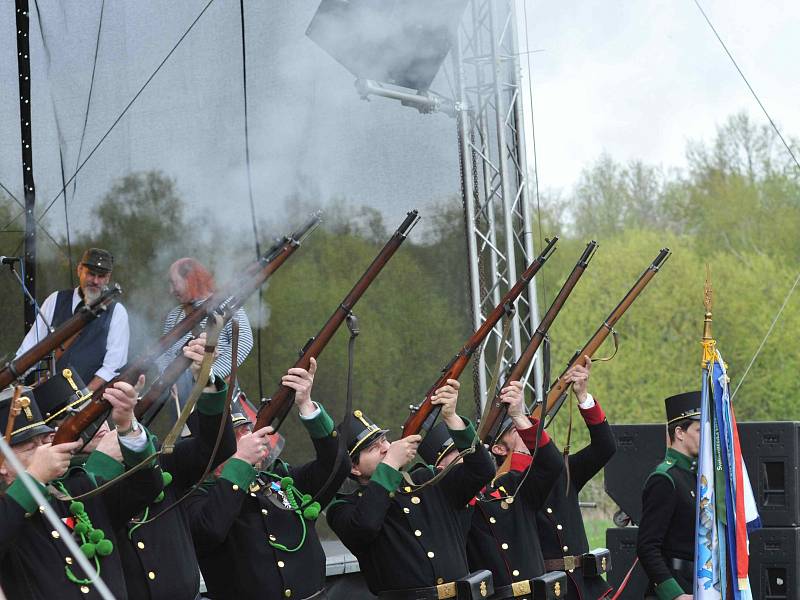 Ostrostřelecká rota města Chomutova vypálila čestnou salvu na závěr slavnostního ceremoniálu v Podkrušnohorském zooparku. V sobotu se zde konaly Chomutovské slavnosti a oslava čtyřiceti let založení zooparku.