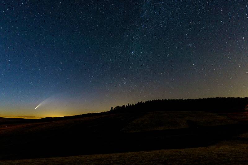 Kometa C/2020 F3 (Neowise) byla na noční obloze k vidění také na Chomutovku. Na snímku je pohled na Krušné hory a vysílač Jedlová hora u Chomutova. Foceno od Kamencového jezera.