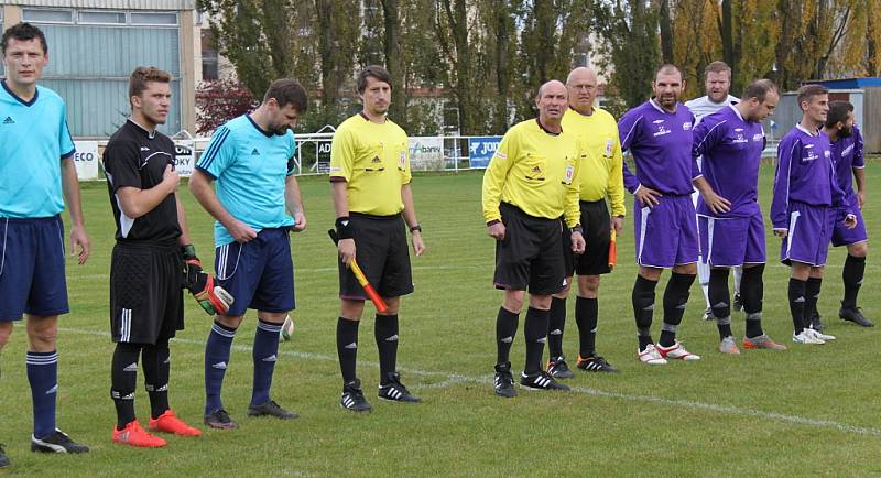 Utkání LoKo Chomutov (v modrém) proti Sokolu Březno