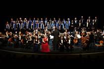 Tradiční vánoční koncerty v divadlech v Mostě a Chomutově zakončily podzimní část sezony Festivalového orchestru Petra Macka.