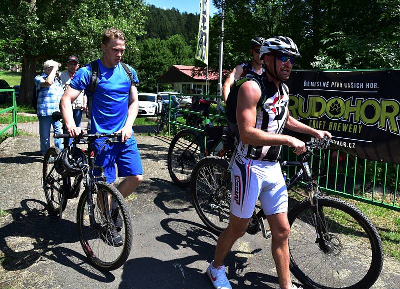 Do Perštejna přijeli fotbalisté z Chomutova na přátelské utkání.Na začátku hráli bubeníci na různé druhy bubnů a trumpet. Po utkání proběhl večer na koupališti s folkovou kapelou.