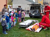 Záchranáři přišli za dětmi do MŠ Pošťáček ve Vrskmani
