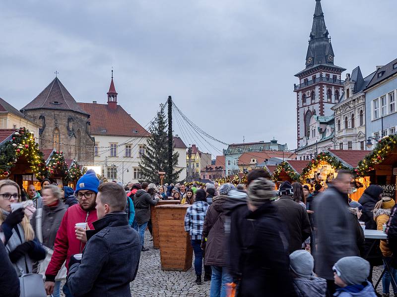 Zahájení adventu a rozsvícení vánočního stromu v Chomutově.