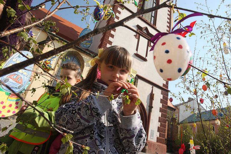 Na chomutovském náměstí se do velikonoční výzdoby zapojily děti z chomutovské mateřské školky Alešova, 2011.