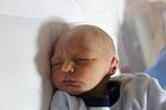 Malý Tadeáš Dix se narodil 15. listopadu 2015 ve 4.27 hodin. Maminka Nela Dixová z Chomutova ho přivedla na svět v ústecké nemocnici, malý po narození měřil 42 centimetrů a vážil 1,8 kilogramu.