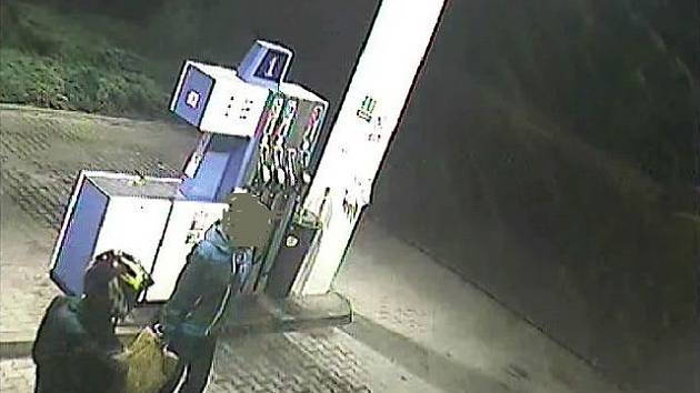 Záběr z bezpečnostní kamery na benzinové stanici.