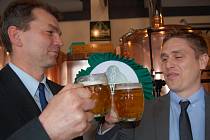 Majitel pivovaru Miroslav Chalupník (vlevo) a vrchní sládek Jan Hervert se svou točenou dvanáctkou Premiant.