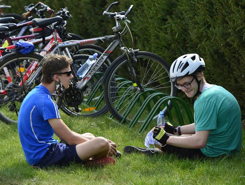 Ve Strupčicích u koupaliště se občerstvovali cyklisté a jiní sportovci.