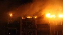 Hasiči zasahují u požáru střechy panelového domu v Jirkově u Chomutova