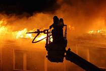 Hasiči zasahují u požáru střechy panelového domu v Jirkově u Chomutova