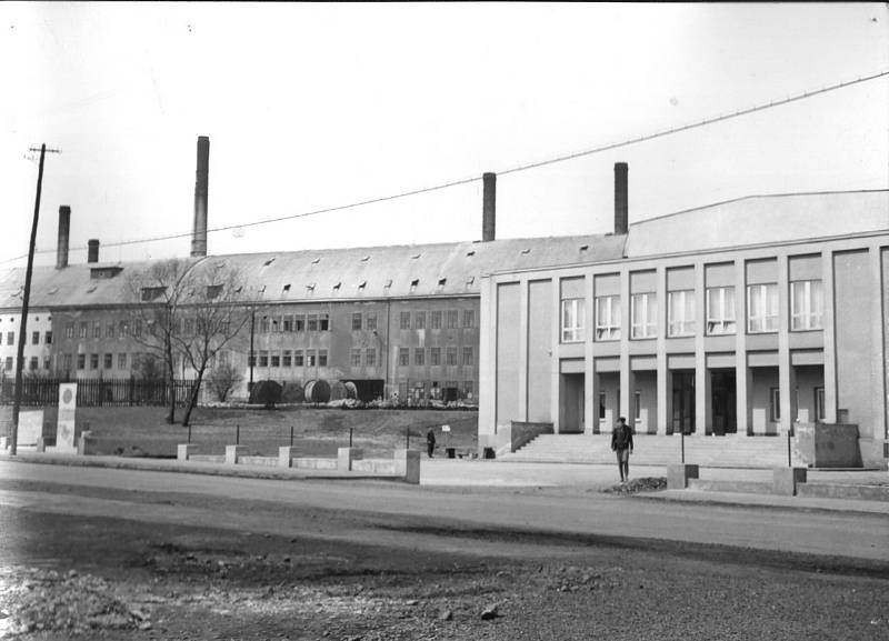 Historický snímek pochází z přelomu 50. a 60. let, kdy byl Klášterci nad Ohří postavený kulturní dům.