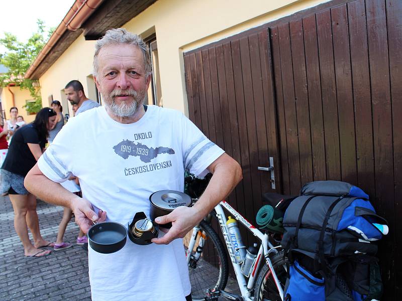 Vladimír Petrů ze Slavětína obejel za 55 dní Československo i s Podkarpatskou Rusí, ujel více než 4 400 km.