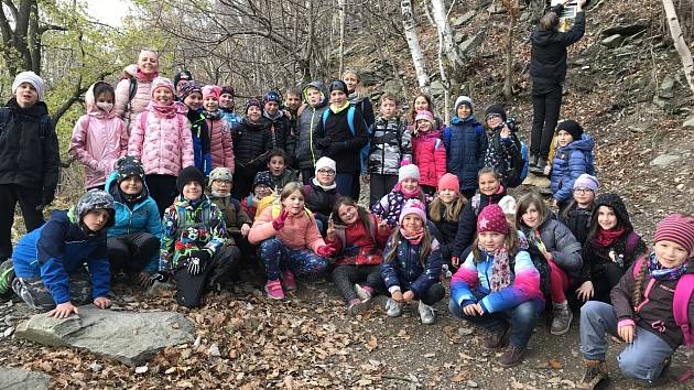 Výlet školní družiny z Kadaňské na větrnou horu Milešovku.
