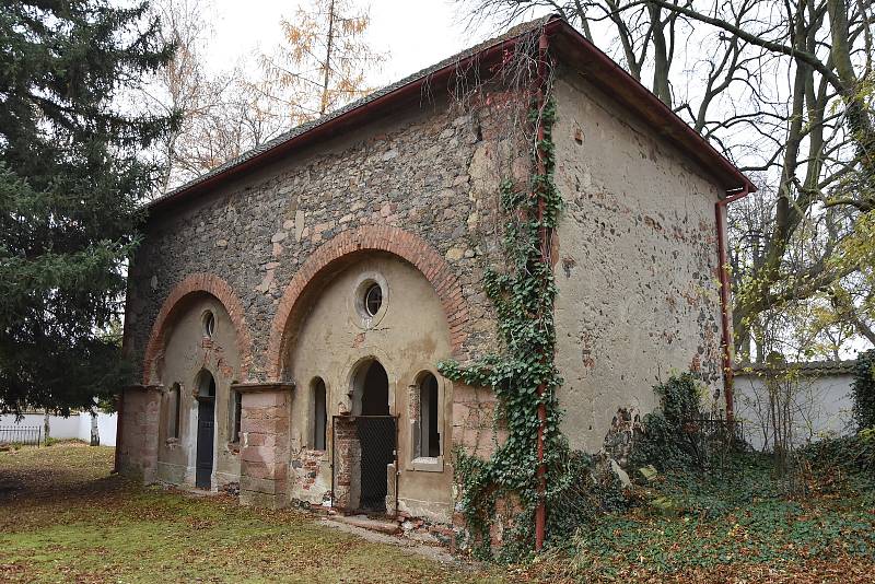 Renesanční hřbitovní kaple ze 16. století.