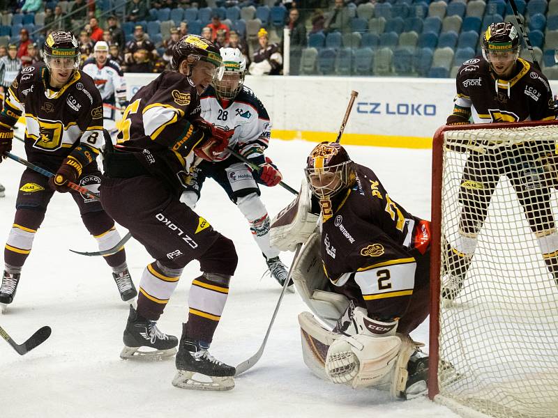 Chomutov (v bílém) versus Jihlava.