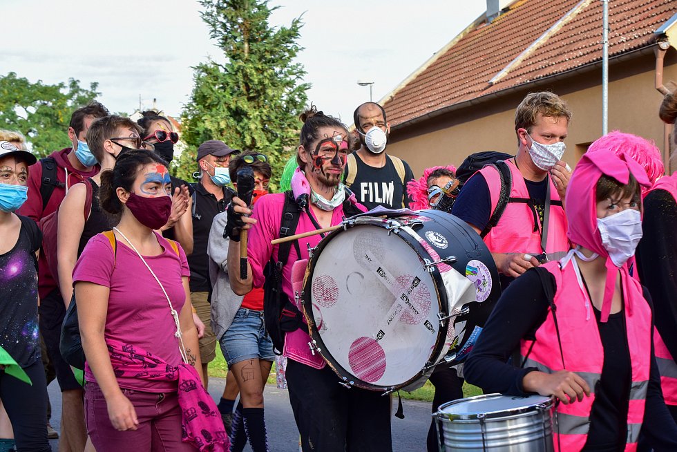 Benešovský deník | Strupčicemi prošel pochod proti hulí | fotogalerie
