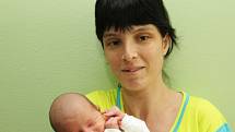 Malý Štěpán Hrabálek v objetí maminky Martiny z Kadaně. Narodil se 23. 5. 08 v 8:22 hod. Míra 50 cm, váha 3,32 kg.