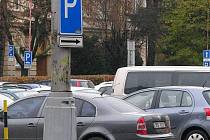 Parkovné se v Chomutově bude opět platit od pondělí.