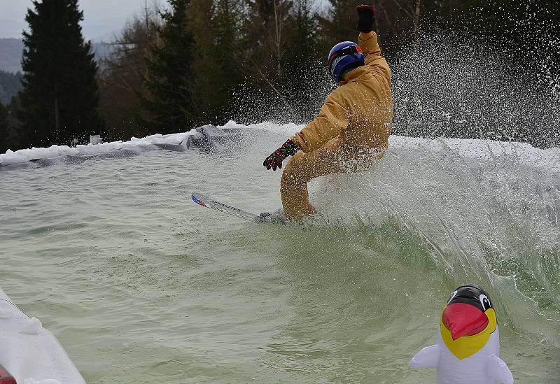 Párty u bazénu ve Ski areálu Alšovka u Klášterce nad Ohří.