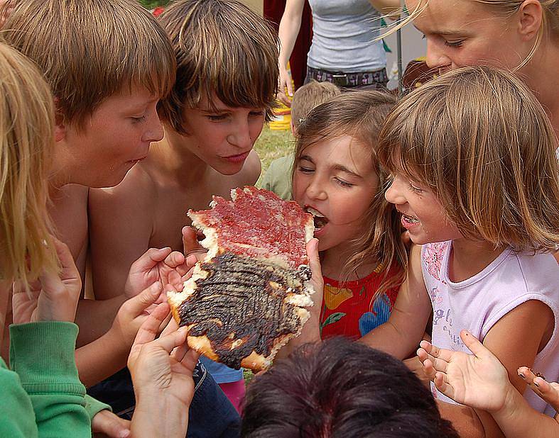 Pojídání koláče - kategorie dětí. Pustily se do toho s vervou.