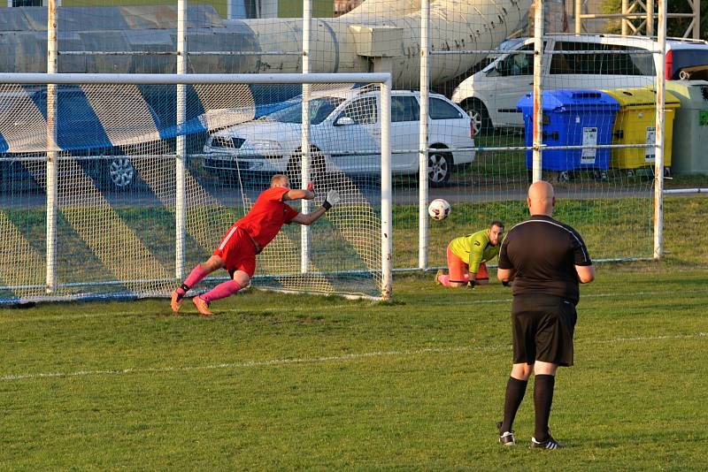 Málkov v růžových dresech doma porazil Vejprty na penalty.