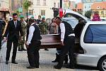 V Chomutově začal pohřeb Martina Marcina, vojáka, kterého na misi v Afghánistánu zabil sebevražedný atentátník.
