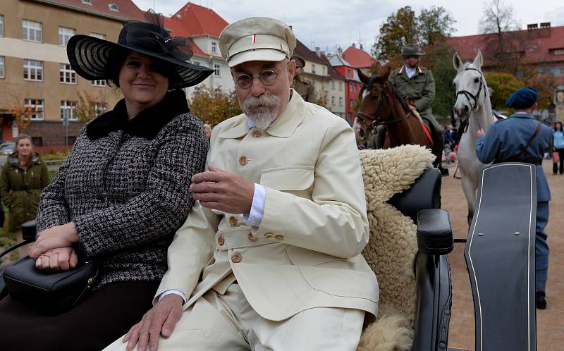 Vznik republiky slavily i děti. Lampiony doprovodily Masaryka