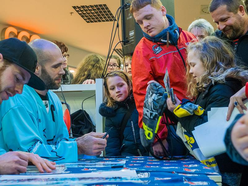 Autogramiády se zúčastnili kapitán Michal Vondrka, Jakub Sklenář a Dávid Skokan. Podepisovali se celé dvě hodiny.