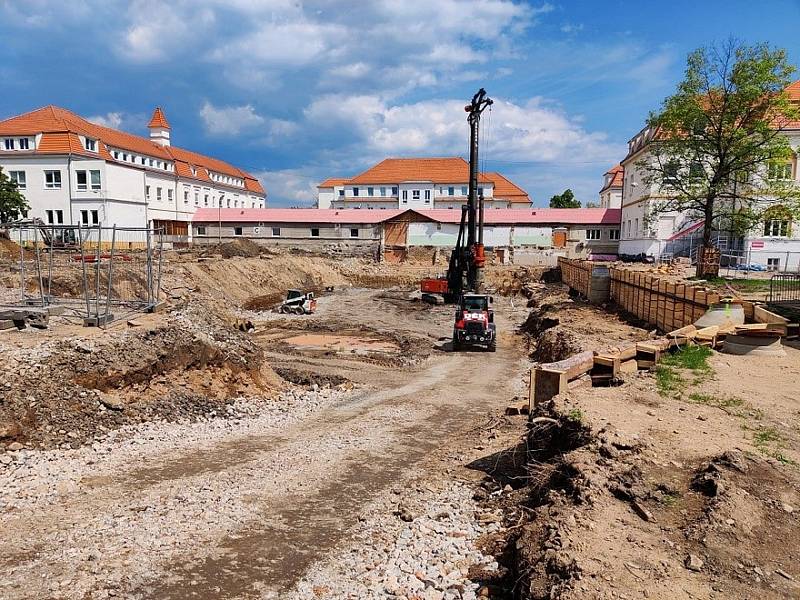 Tady bude nový pavilon chomutovské nemocnice.