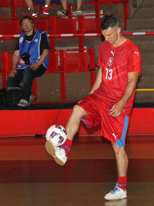 Charitativní zápas fotbalové a futsalové reprezentace ČR pro fyzioterapeuta Vladimíra Mikuláše