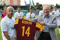 Patrik Gedeon dostal jako památku svůj dres s číslem 14 a desetiminutový záznam přípravného utkání ve Skotsku z loňského léta, ve kterém Dukla porazila slavný Celtic Glasgow 5:3.  