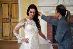 V sále zámku Červený Hrádek se fotografovaly modely svatebních šatů, které budou trendy v příštím roce. Právě se upravuje modelka Lucie Šlégr.