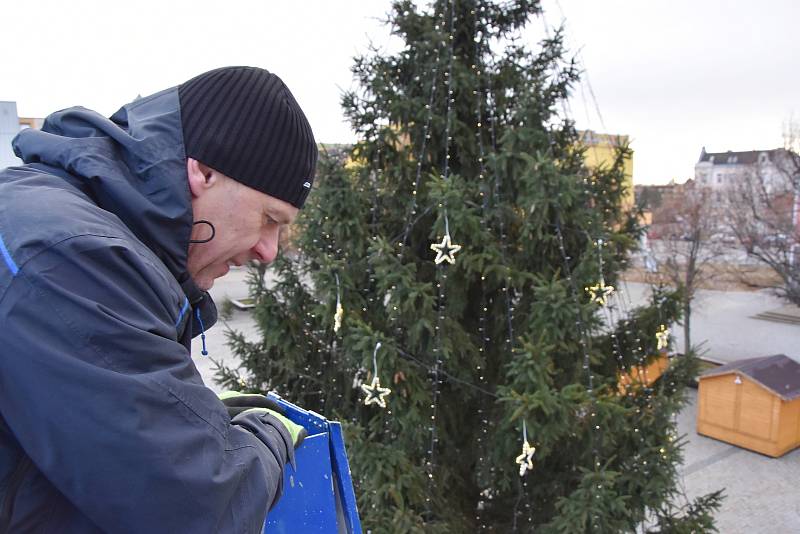 Poslední kontrola, jak souměrně jsou ozdoby rozmístěné. Výsledek své práce z vysokozdvižné plošiny prohlížel Jindřich Bada, vedoucí provozu společnosti Krušnohorské služby.