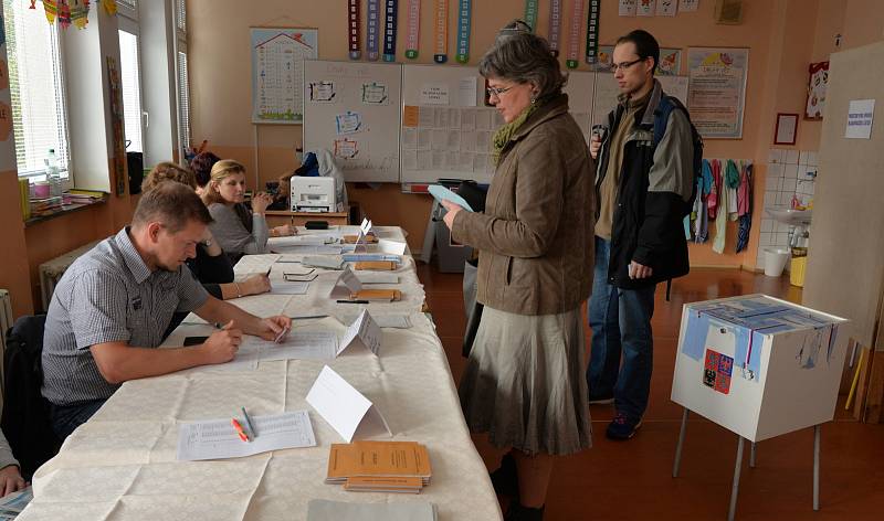 Jen během prvních pěti volebních minut do volební místnosti Na Příkopech v Chomutově dorazily dvě desítky voličů.