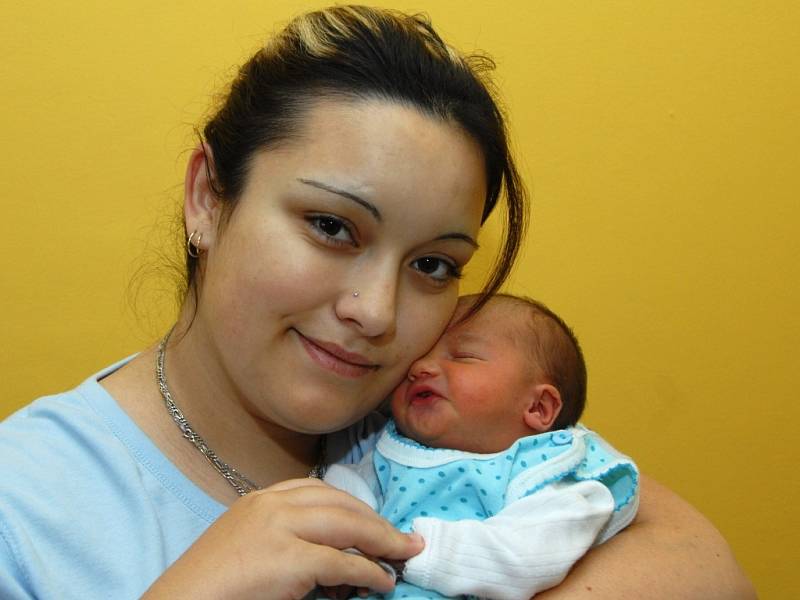 Anna Počkalová z Chomutova, narozená 12.11. 2007v 04.55 hod. v Chomutově; 46 cm, 2,35kg; s maminkou Kateřinou Počkalovou
