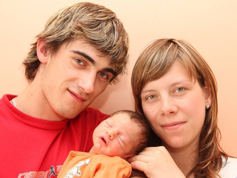 Malý Marcel Baron v objetí tatínka stejného jména a maminky Lucie Drábové z Chomutova. Malý se narodil v chomutovské nemocnici 24. 5. 2008 ve 12:50 hodin. Míra 52 cm, váha 3,35 kg.