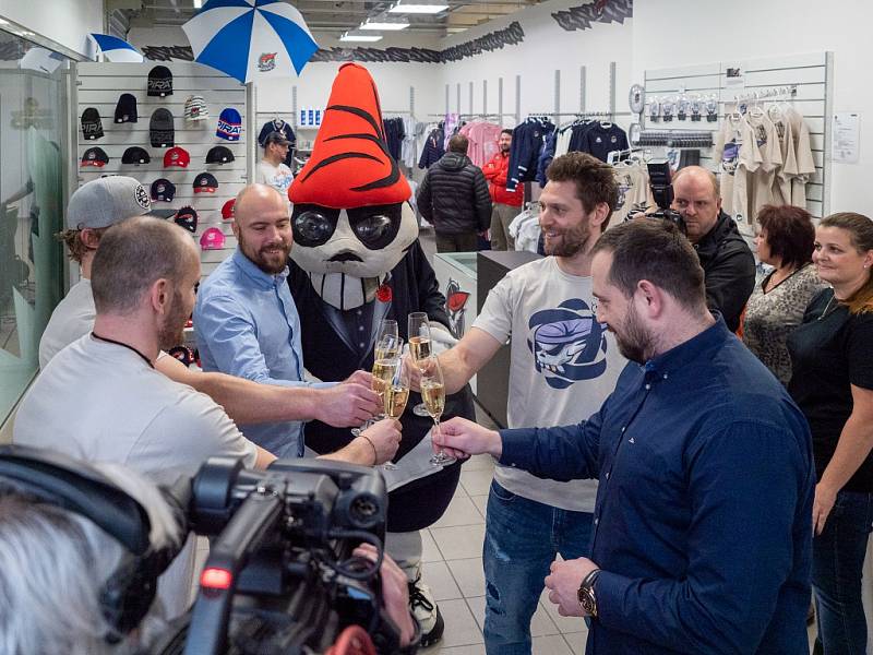 Piráti na autogramiádě představili zápasové dresy, které následně půjdou do dražby, a otevřeli další fanshop v OC Central v Chomutově.